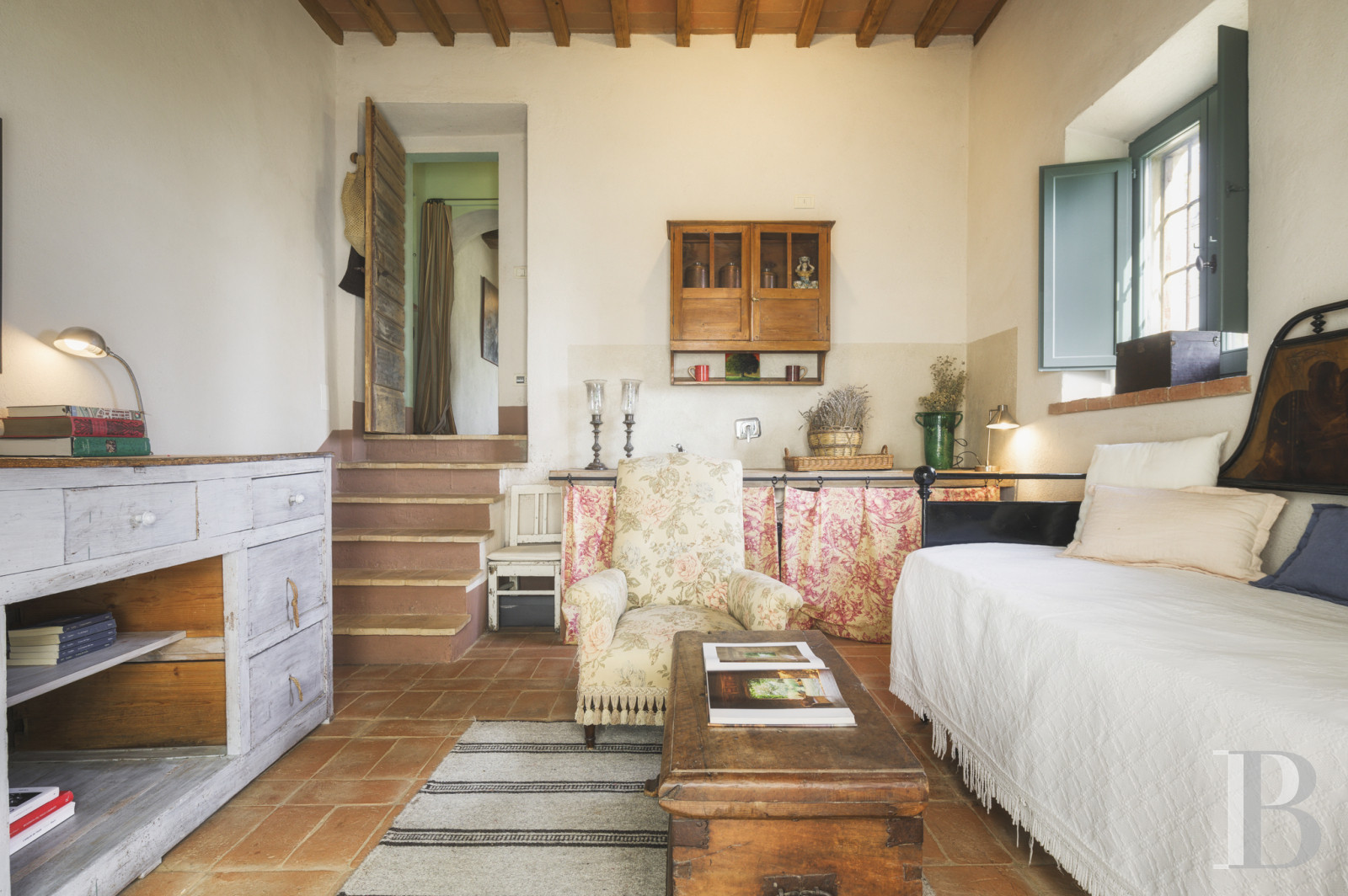 An old olive grove farmhouse restored to its former glory, overlooking the countryside in the Val d'Orcia in Tuscany - photo  n°23